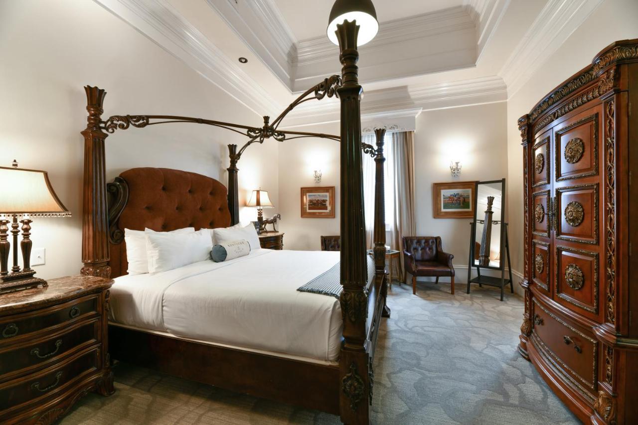 Hotel Kentucky Castle Versailles Exteriér fotografie