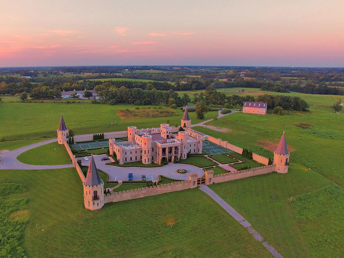 Hotel Kentucky Castle Versailles Exteriér fotografie